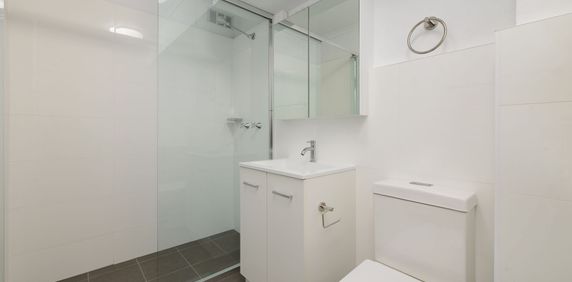 Sundrenched one bedder , Newly renovated throughout - Photo 2