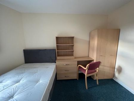 1 bedroom in a flat share to rent - Photo 4