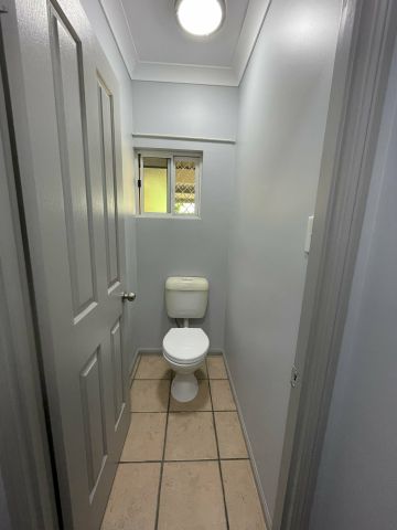 LARGE TOWNHOUSE !!! - Photo 2