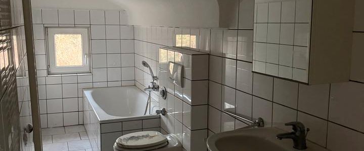 Helle 3-Zimmer-Dachgeschosswohnung in ruhigem 5 Parteinhaus - Photo 1