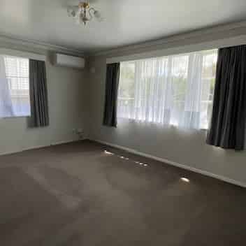 3 bedroom home plus a sleepout with it's own bathroom - Photo 1