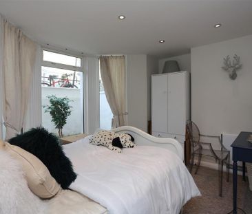3 bedroom flat to rent - Photo 3