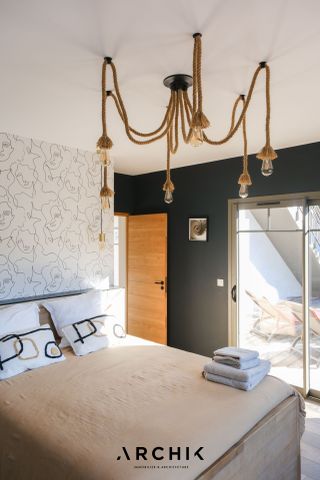 Architecture contemporaine, cette maison de 180 m2 organisée sur deux niveaux se tient sur un terrain de 960 m2 sur les hauteurs du Pyla, au calme. - Photo 3