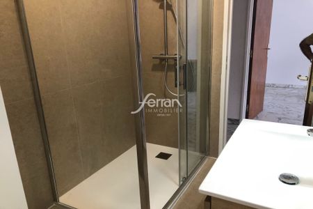 Location Appartement 2 pièces 45m² DRAGUIGNAN 83300 - Photo 4