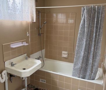 Minutes walk to Station & Shops!! - Photo 3