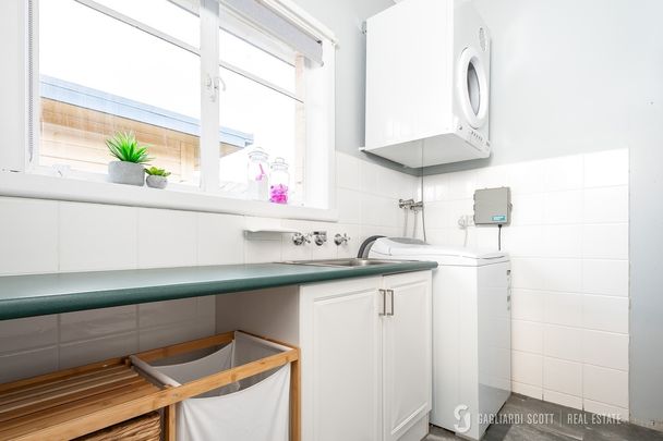 Stunning 3 Bedroom Home - Photo 1