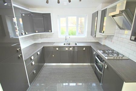 3 Bedroom Semi Detached To Let - Photo 4