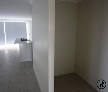 Spacious 4-Bedroom Family Home! - Photo 6