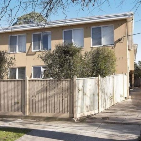 Convenient Ground Floor Two Bedroom Apartment - Photo 4