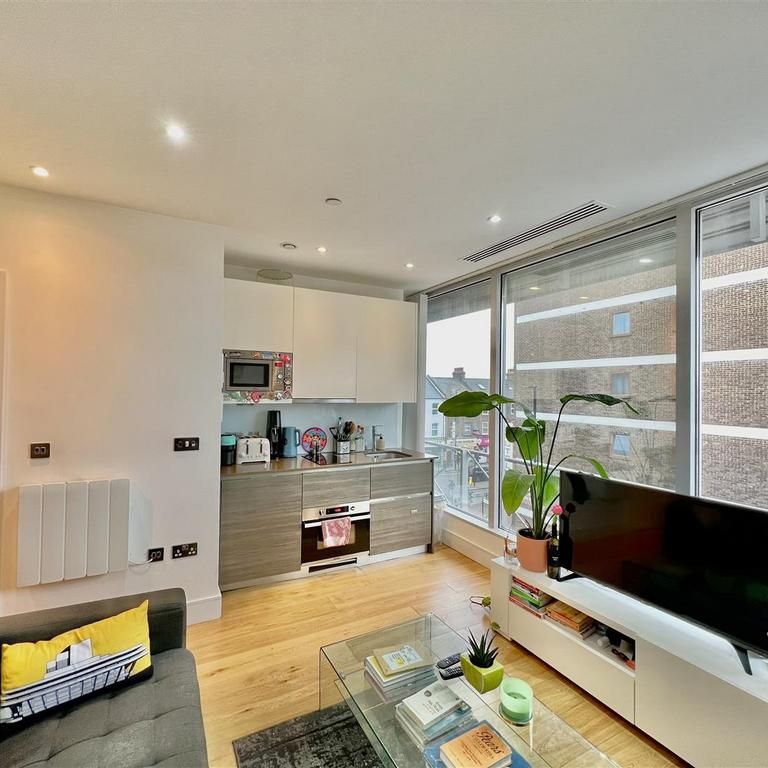 Studio to rent - Photo 1