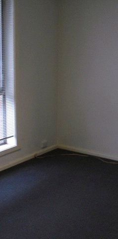 ONE BEDROOM APARTMENT IN QUIET BLOCK - Photo 1