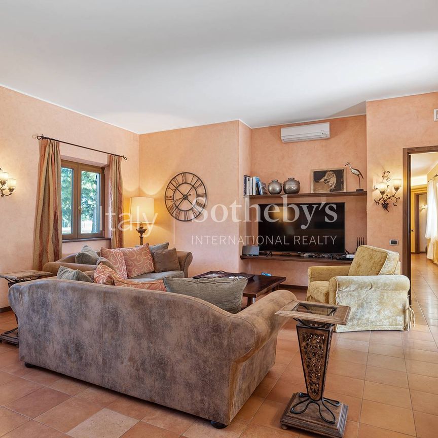 Luxury and charm immersed in the nature of Lesa - Photo 1
