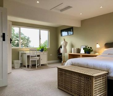 Large peaceful ensuite attic room with kingsize Loaf bed - Photo 3