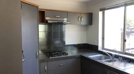 Well Presented Townhouse - Photo 4