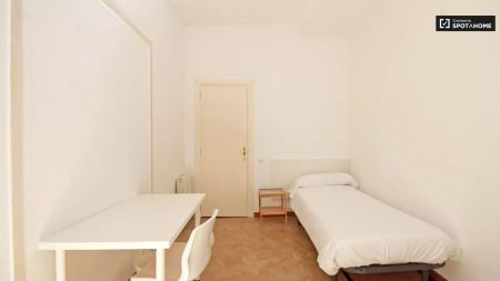 Ample room with chest of drawers in 8-bedroom apartment, Barri Gòtic - Foto 4