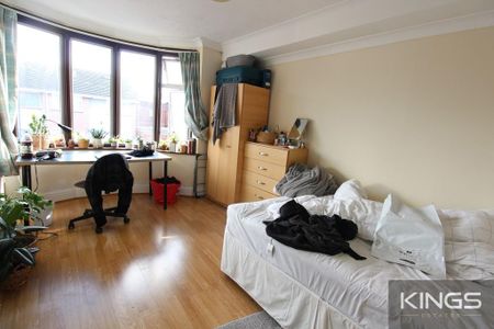 4 bedroom semi-detached house to rent - Photo 5