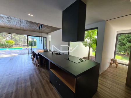 4 bedroom luxury House for rent in Almada, Portugal - Photo 4