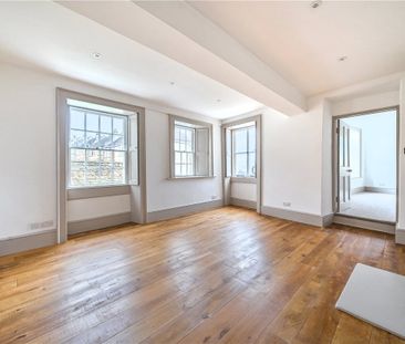An extremely handsome, newly renovated, 4 bedroom period attached h... - Photo 4