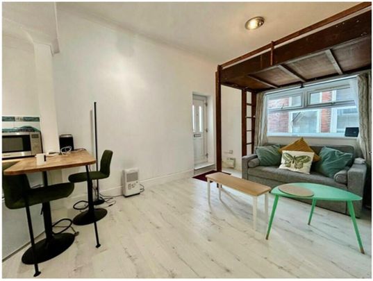 Studio to rent - Photo 1