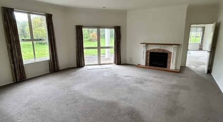 Spacious 5-Bedroom Family Friendly Home! - Photo 3