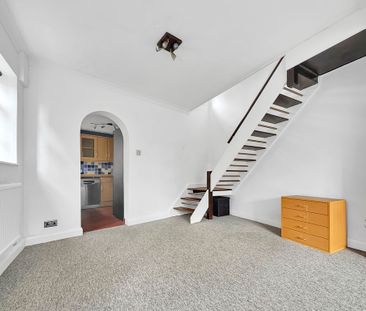 Charming end terraced 2 bedroom cottage located just off the High S... - Photo 2