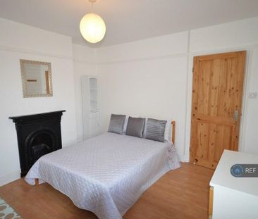 1 bedroom in a flat share to rent - Photo 4