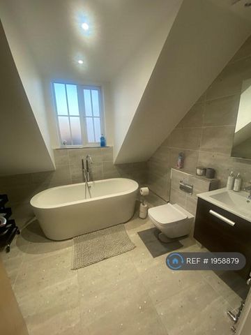 1 bedroom in a flat share to rent - Photo 5