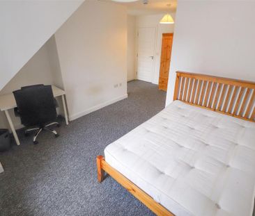 5 bedroom semi-detached house to rent - Photo 2