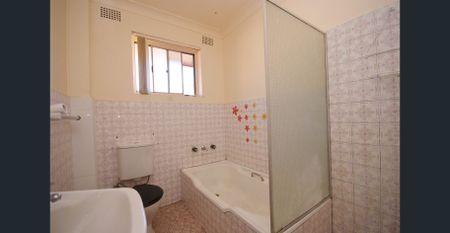 Freshly painted 2 bedroom Unit Close To All !! - Photo 5