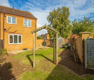 Immaculate two bedroom semi-detached house in the sought-after vill... - Photo 2