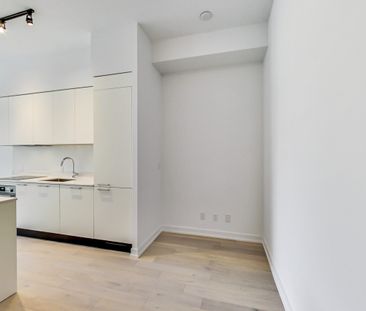 Bright & Spacious 1 Bedroom Condo on Queen St W - Photo 4