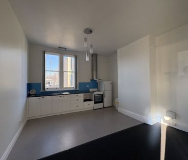 Live here in a perfect location! - Photo 4