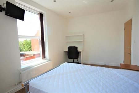 3 bedroom flat to rent - Photo 3