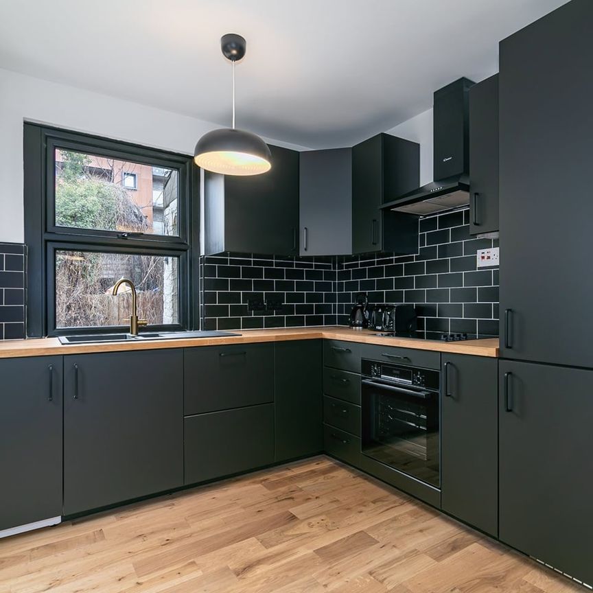 4 Bed Terraced House, Abbott Road, E14 - Photo 1