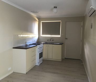 DELIGHTFUL 2 BEDROOM UNIT IN A QUIET GROUP! - Photo 2