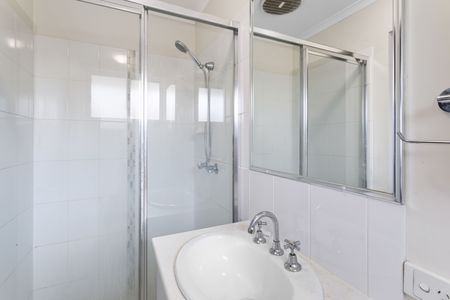 Charming Two-Storey Town House - Photo 3