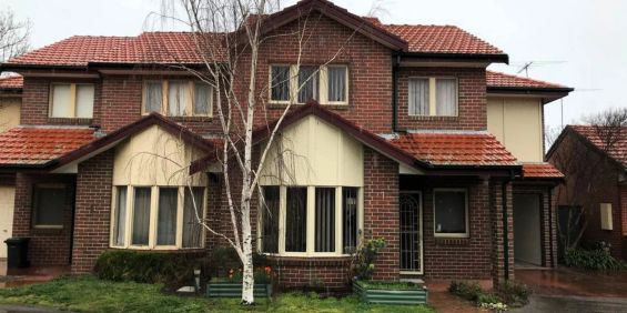 Well positioned 3 bedroom townhouse - Photo 3