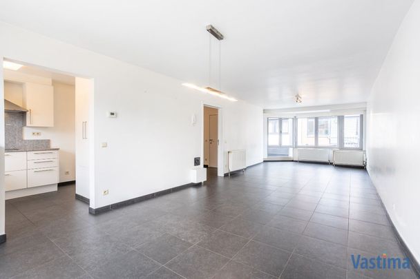 Lichtrijk leefappartement met 2 slaapkamers en terras - Photo 1