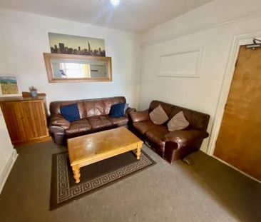 4 bedroom flat to rent - Photo 2