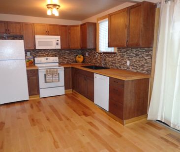 For Lease - 212 Mcanulty Boulevard, Hamilton, Ontario - Photo 2