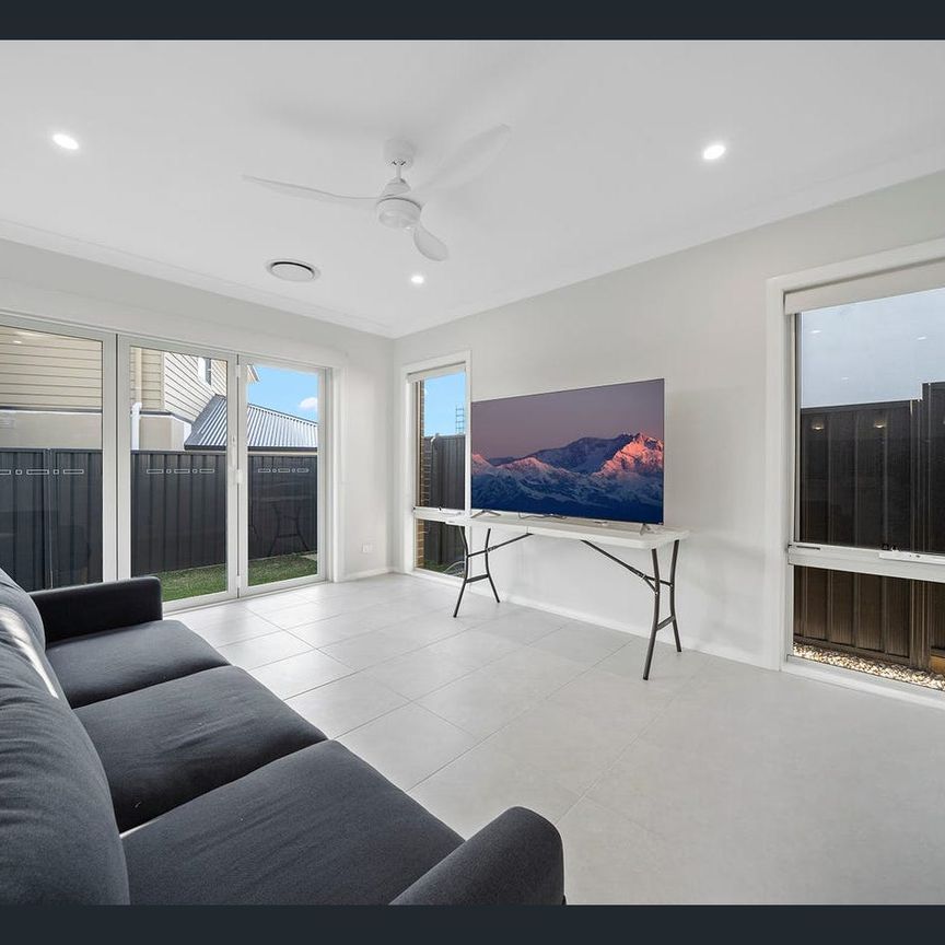 Modern & Stylish Family Home - Photo 1