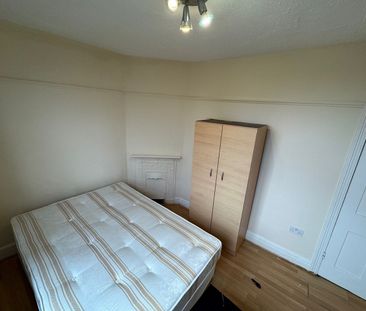 1 Bed Flat, Green Lanes, N13 - Photo 2