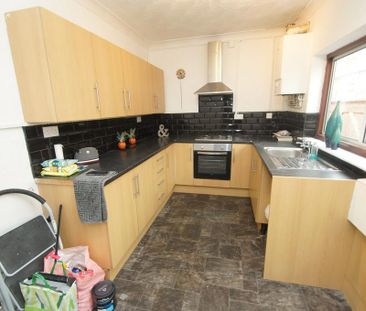 2 bedroom end of terrace house to rent - Photo 2