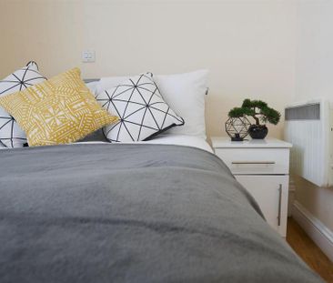 1 bedroom in a flat share to rent - Photo 5