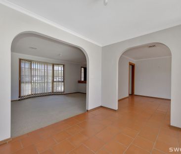 Spacious three bedroom two bathroom home in quiet court location - Photo 1