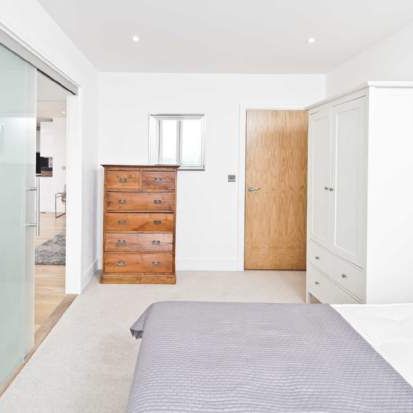 2 bedroom property to rent in London - Photo 1