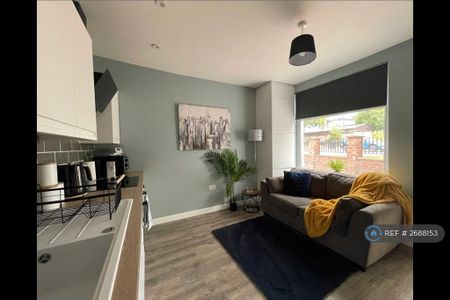 3 bedroom flat to rent - Photo 3