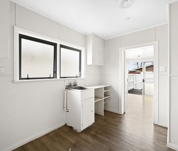 This spacious four-bedroom, single-bathroom home on Wall Street off... - Photo 5