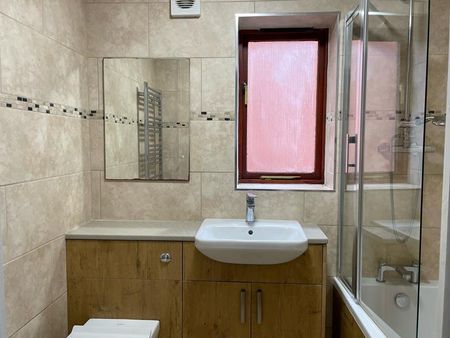 4 bedroom detached house to rent - Photo 3