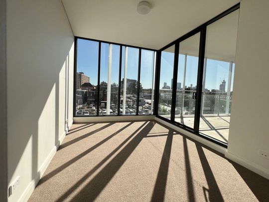 Newly Completed iconic two bedrooms apartment with big balcony now available! - Photo 1